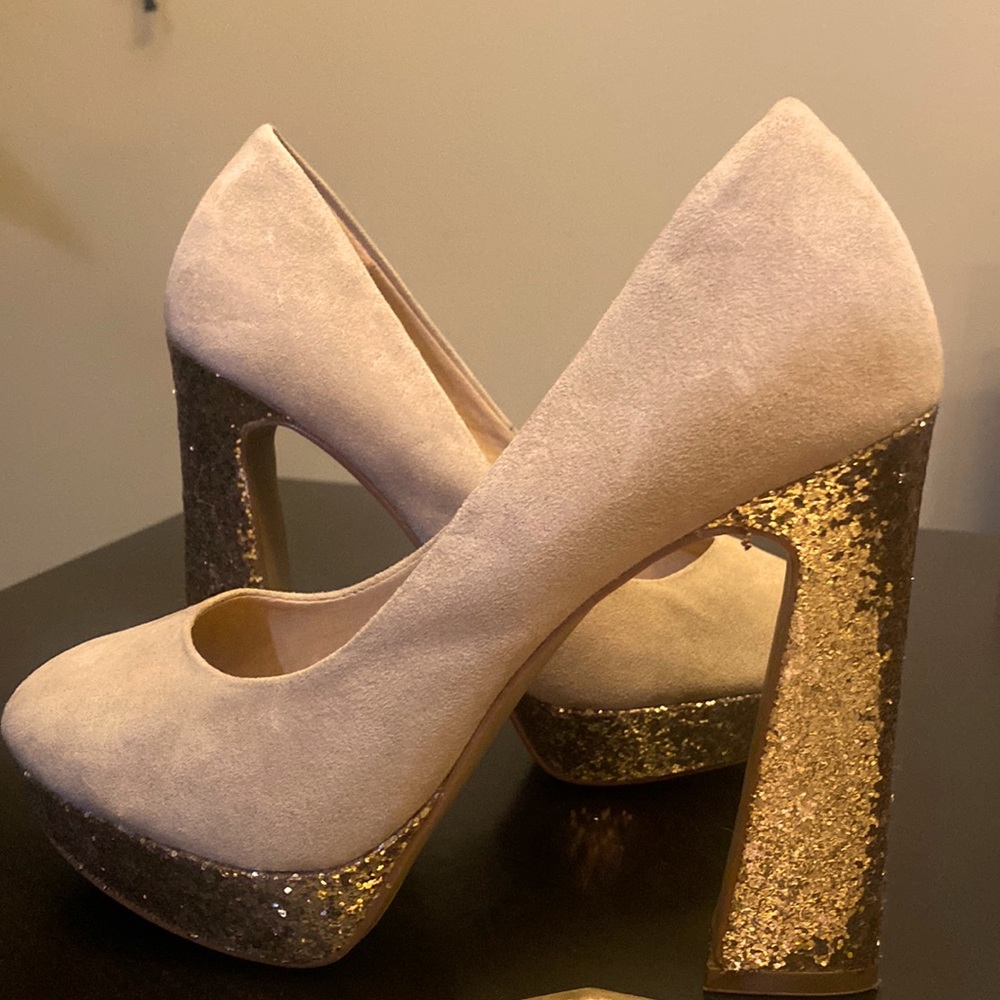 Size 6 Elle Gold glitter heels 🤩